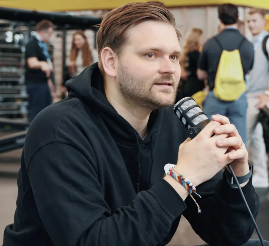 Kevin Gensch mit Mikrofon – Therapie.Insights Podcast
